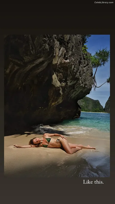 Shantel VanSanten photo 14 of 411