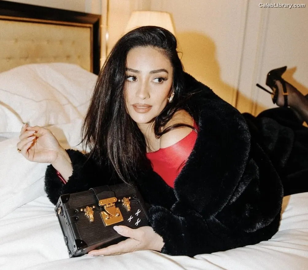 Shay Mitchell photo 7 of 578