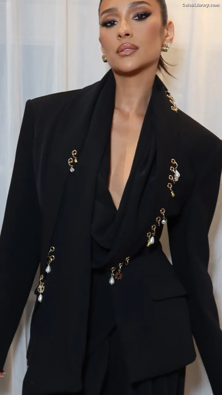 Shay Mitchell photo 19 of 578