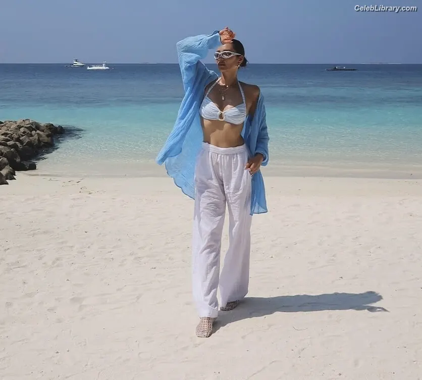 Shay Mitchell photo 1 of 578