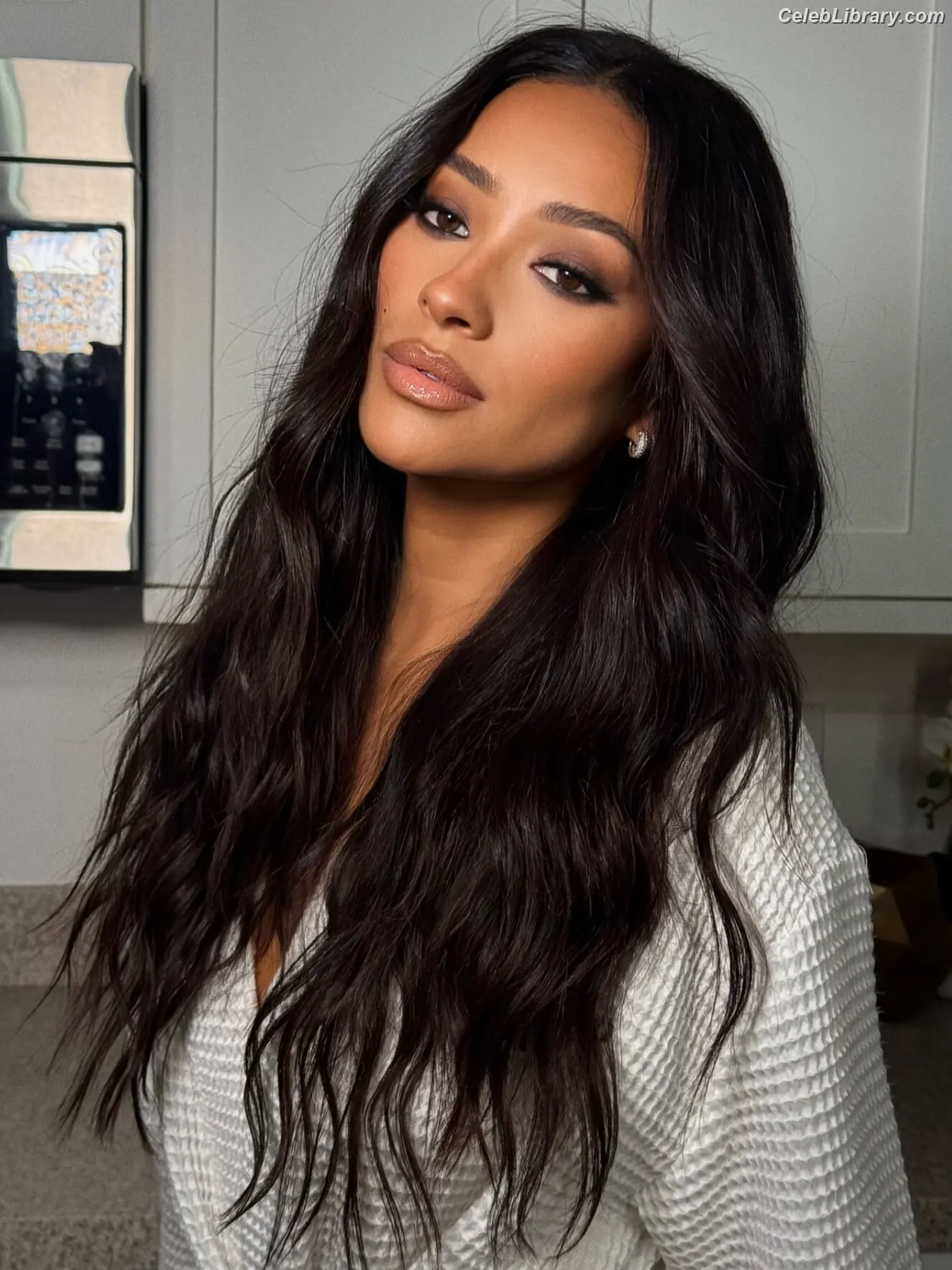 Shay Mitchell photo 18 of 578