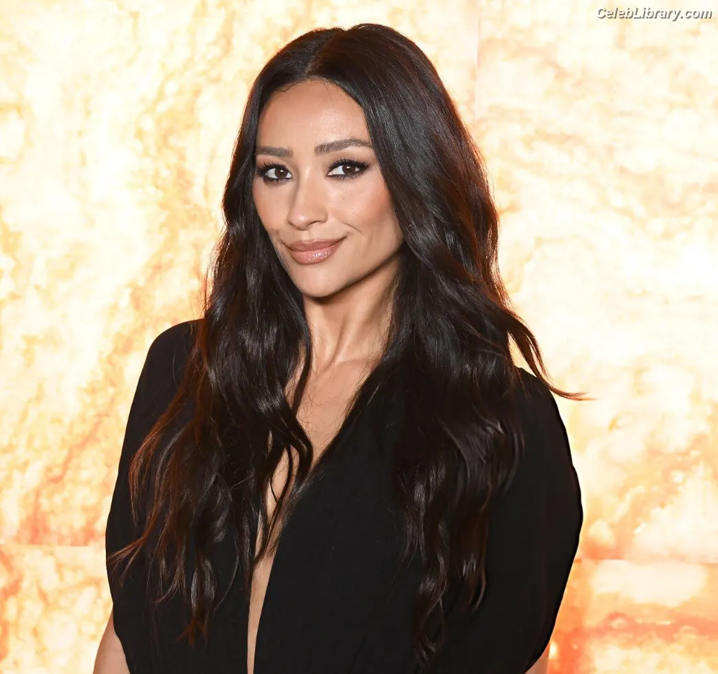 Shay Mitchell photo 23 of 578