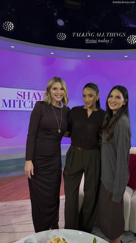Shay Mitchell photo 1 of 560