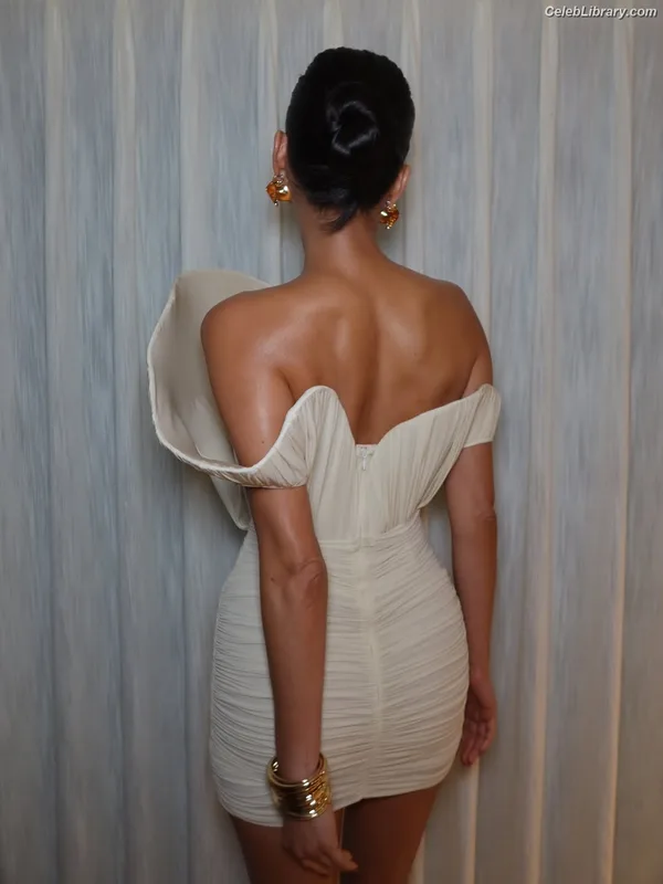 Shay Mitchell photo 8 of 560