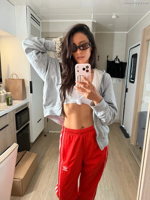 Shay Mitchell photo 23 of 560