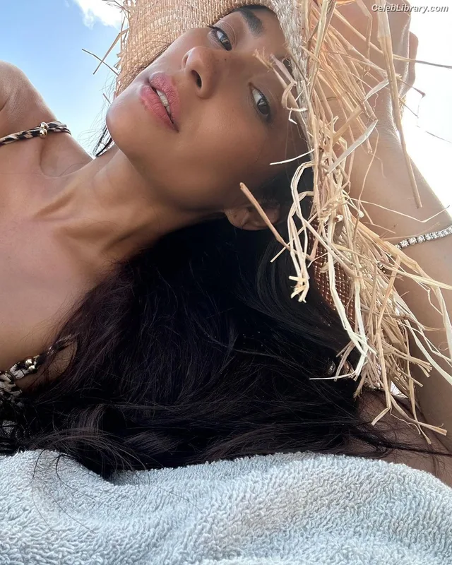 Shay Mitchell photo 14 of 560