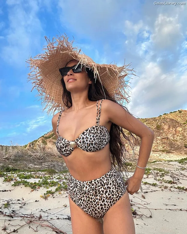 Shay Mitchell photo 23 of 560