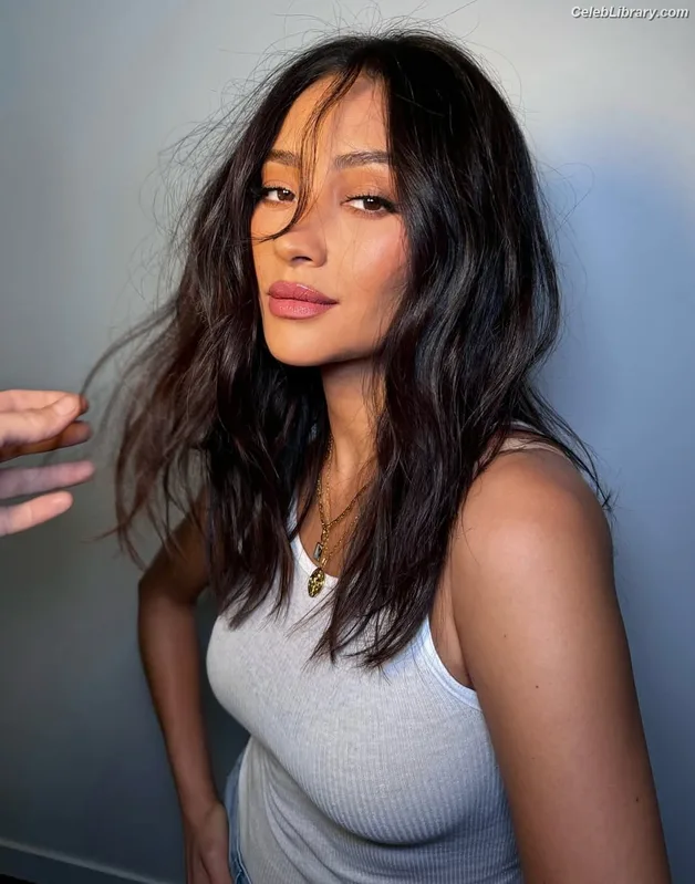 Shay Mitchell photo 20 of 560