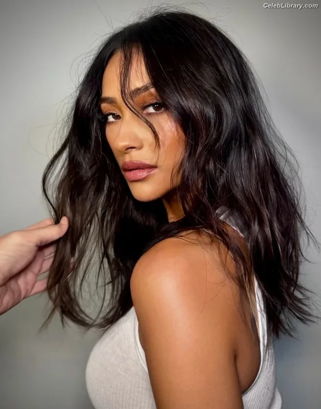 Shay Mitchell photo 21 of 560