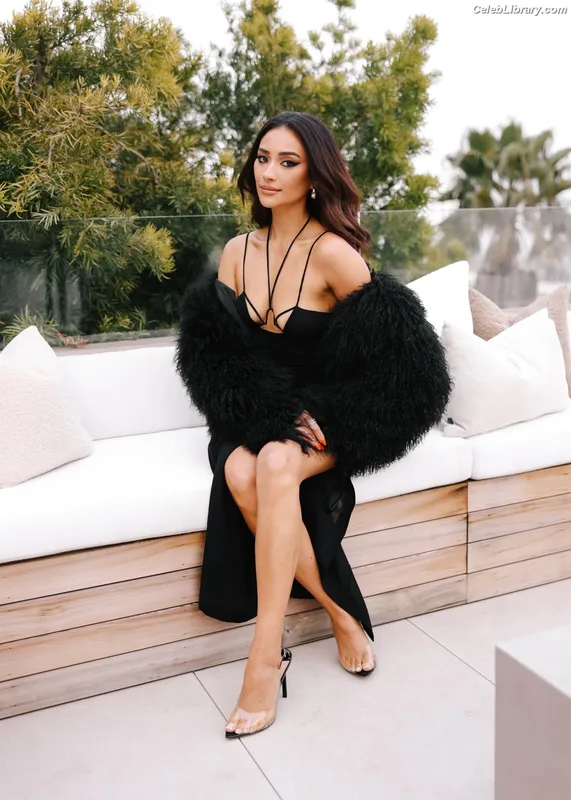 Shay Mitchell photo 1 of 560
