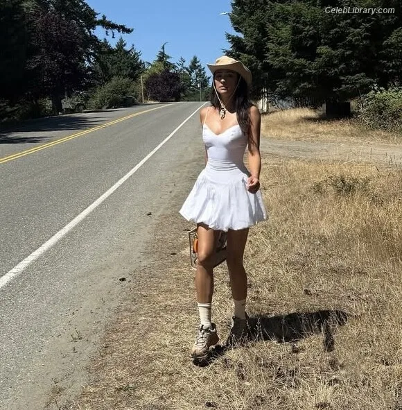 Shay Mitchell photo 6 of 560