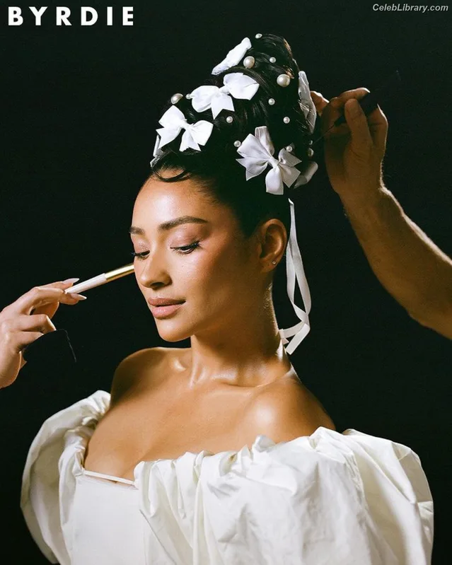 Shay Mitchell photo 13 of 560