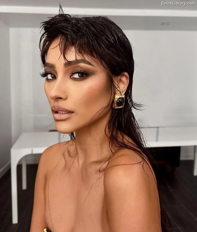 Shay Mitchell photo 20 of 560