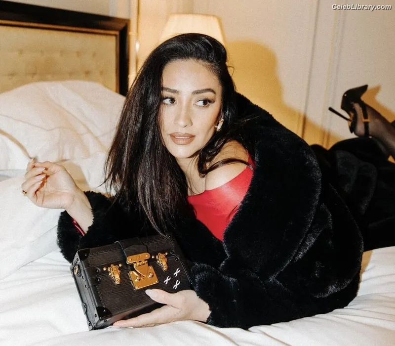 Shay Mitchell photo 15 of 560
