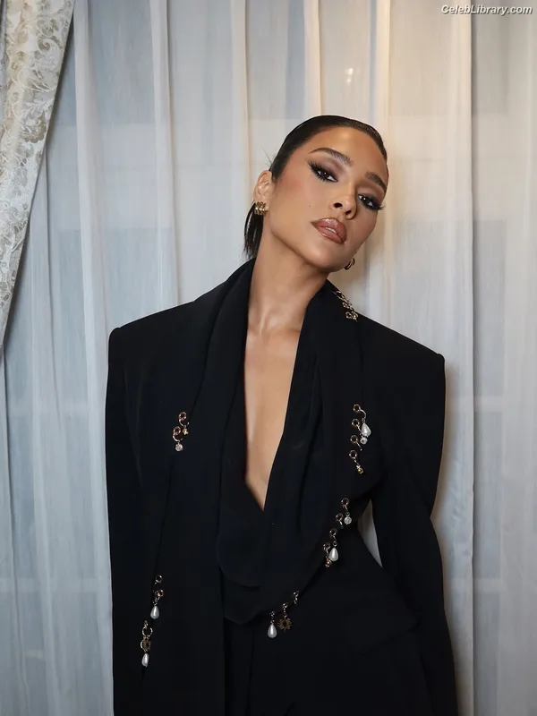 Shay Mitchell photo 2 of 560