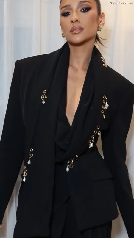 Shay Mitchell photo 3 of 560