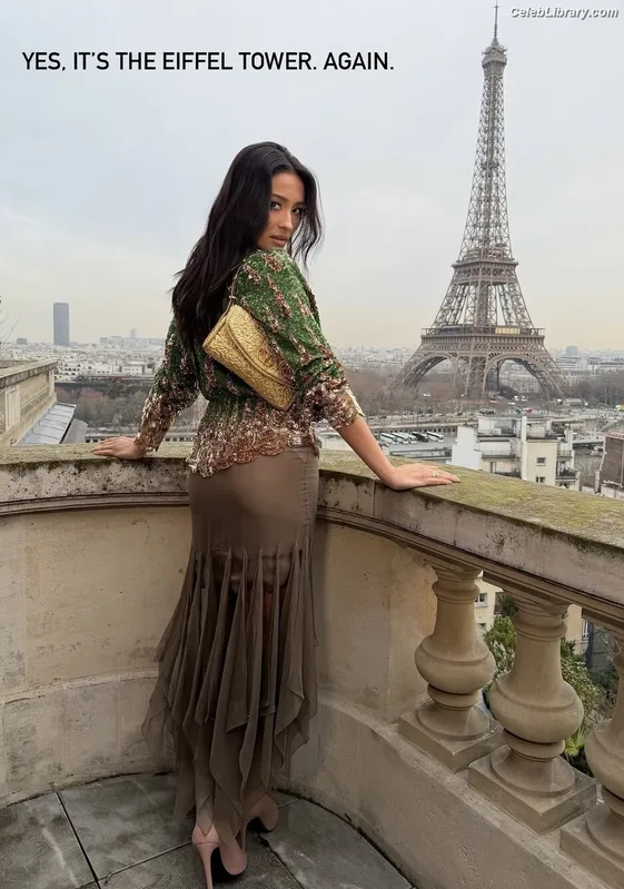 Shay Mitchell photo 6 of 560