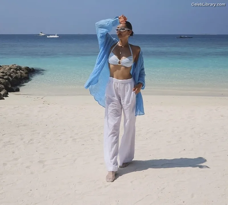 Shay Mitchell photo 9 of 560