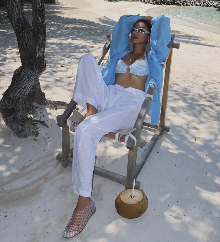 Shay Mitchell photo 11 of 560