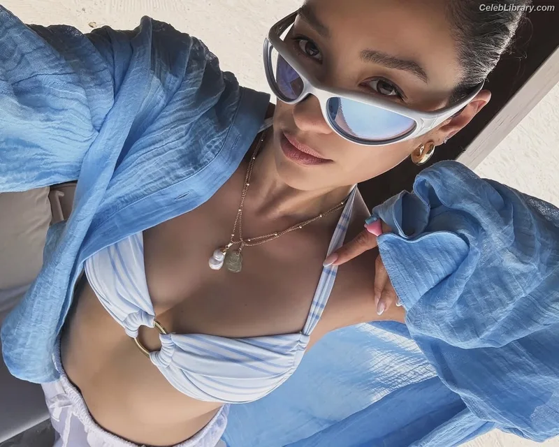 Shay Mitchell photo 14 of 560