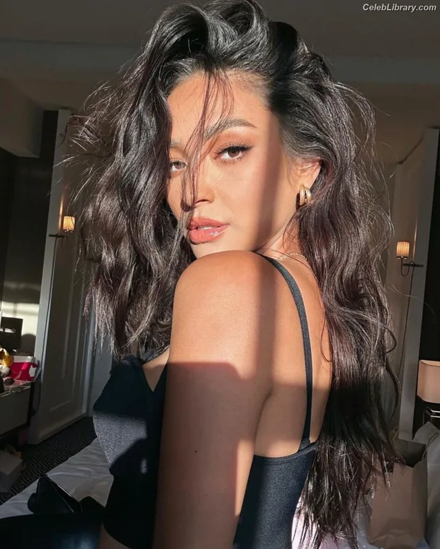 Shay Mitchell photo 13 of 560
