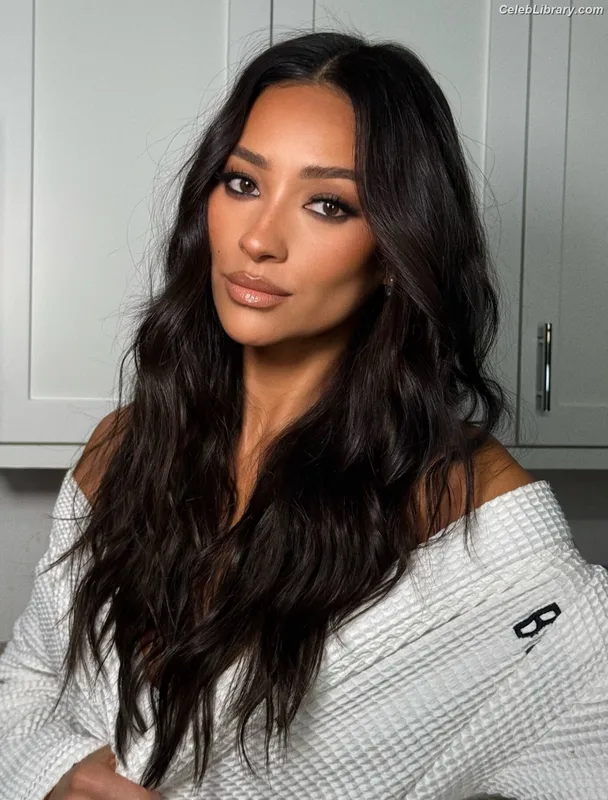Shay Mitchell photo 1 of 560