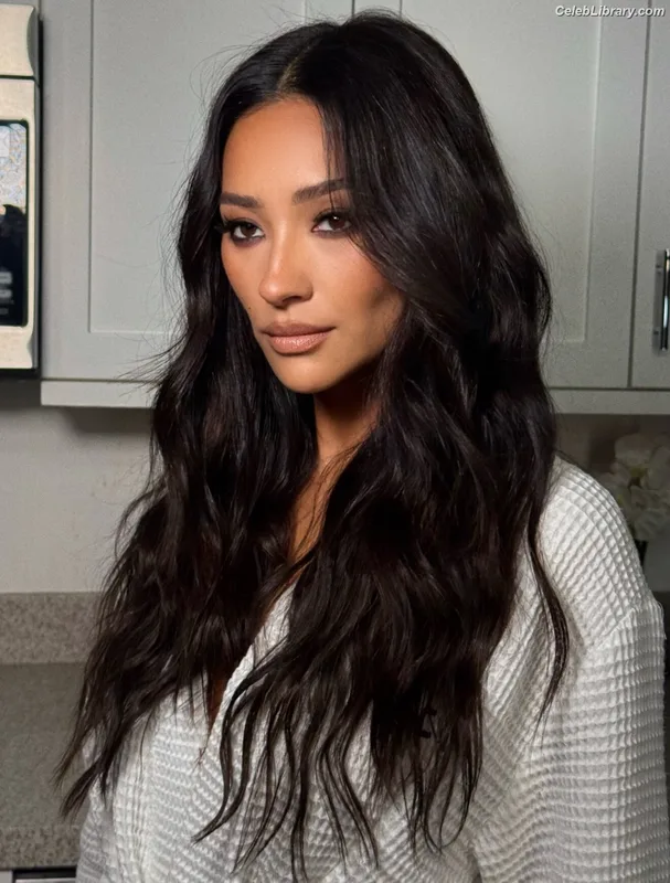 Shay Mitchell photo 3 of 560