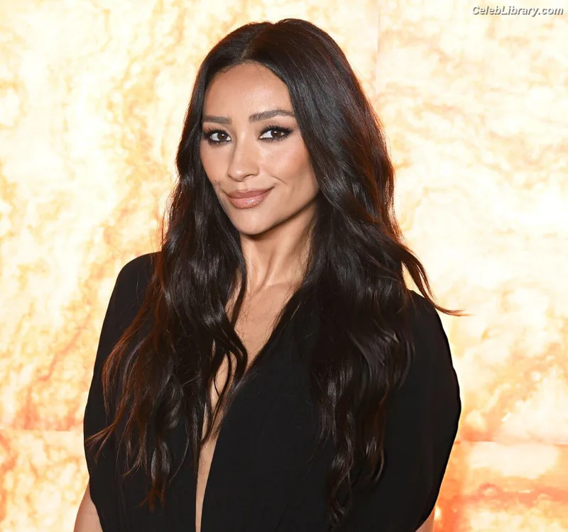 Shay Mitchell photo 7 of 560