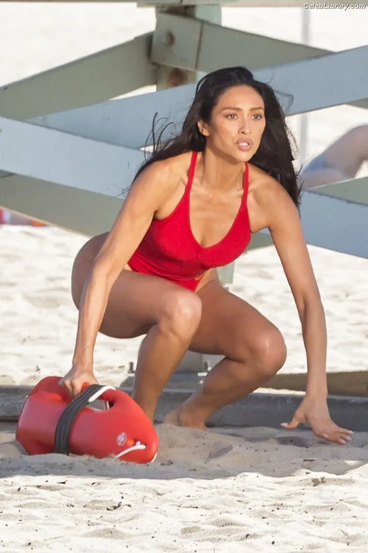 Shay Mitchell photo 10 of 560