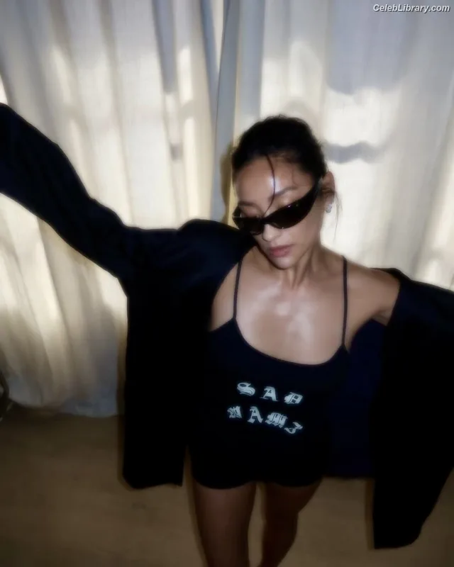 Shay Mitchell photo 18 of 560