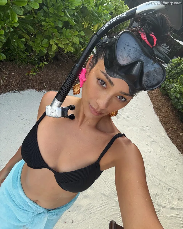 Shay Mitchell photo 11 of 560