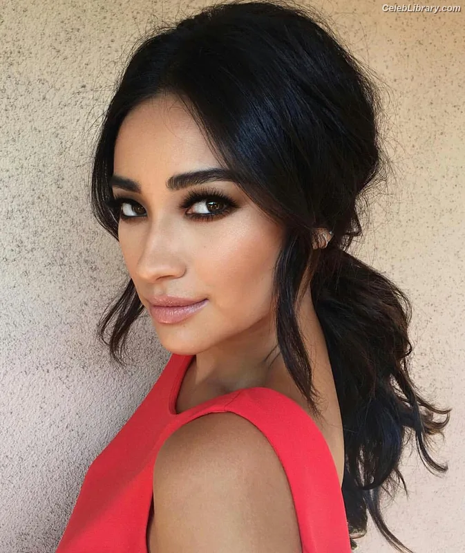 Shay Mitchell photo 15 of 560