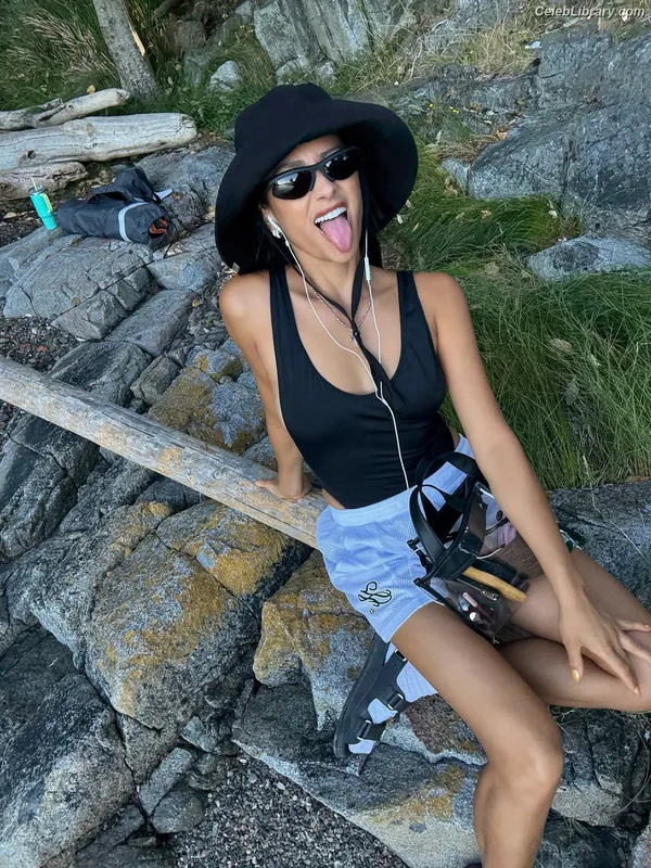 Shay Mitchell photo 20 of 560