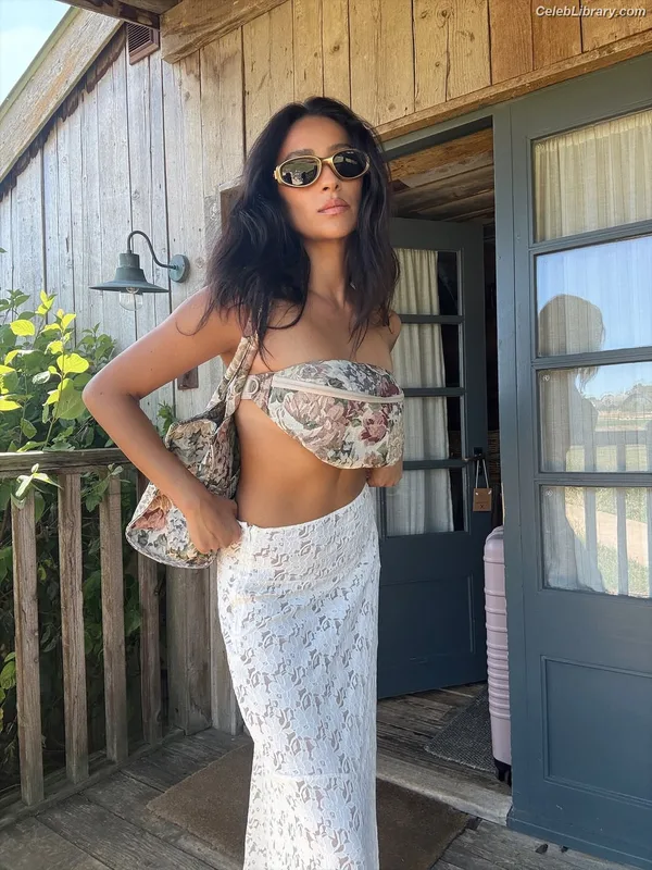 Shay Mitchell photo 2 of 560