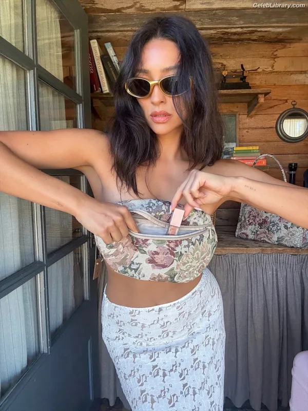 Shay Mitchell photo 3 of 560