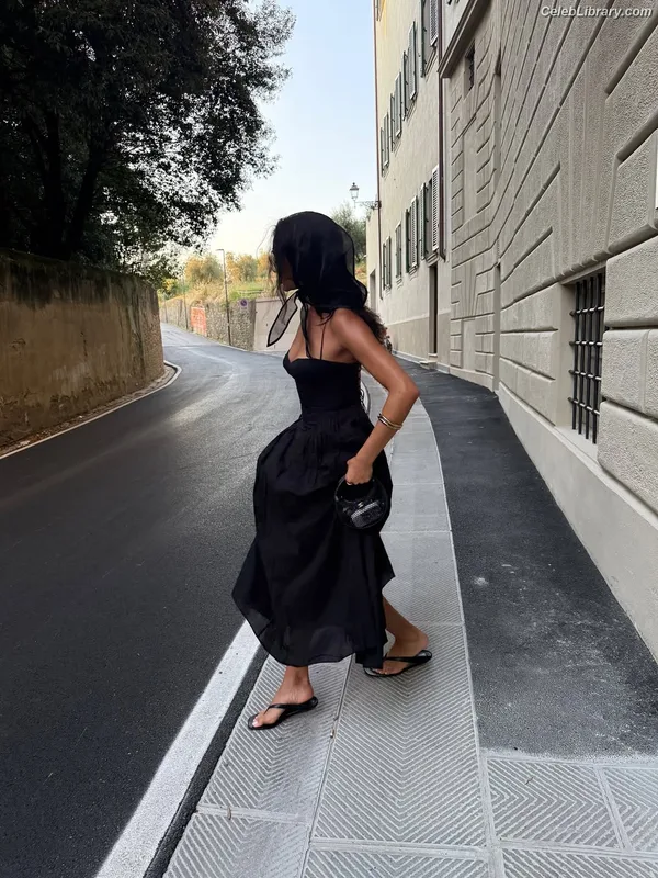 Shay Mitchell photo 5 of 560
