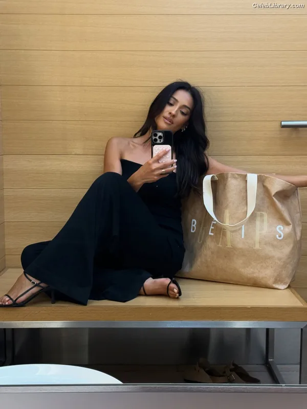 Shay Mitchell photo 11 of 560