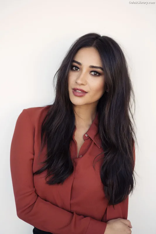 Shay Mitchell photo 23 of 560