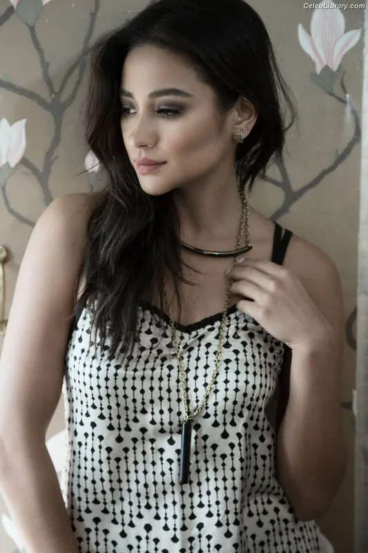Shay Mitchell photo 4 of 560
