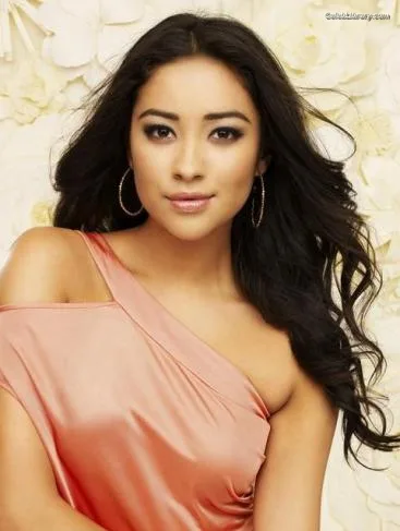 Shay Mitchell photo 17 of 560