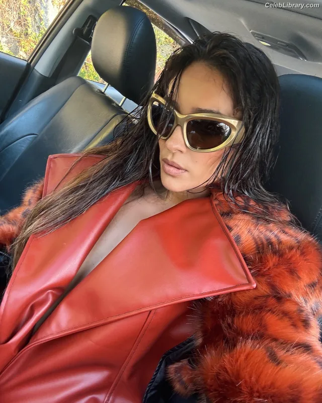 Shay Mitchell photo 7 of 560