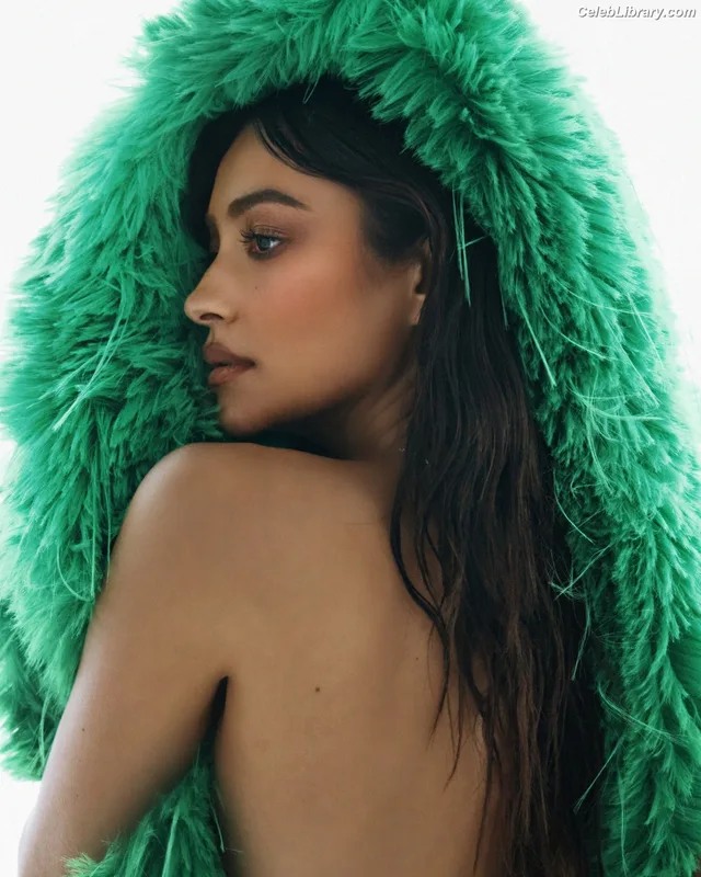 Shay Mitchell photo 16 of 560