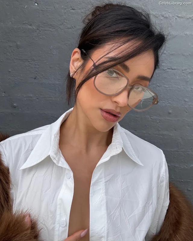 Shay Mitchell photo 1 of 560