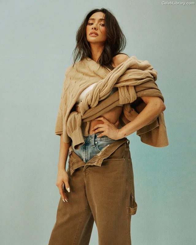Shay Mitchell photo 23 of 560