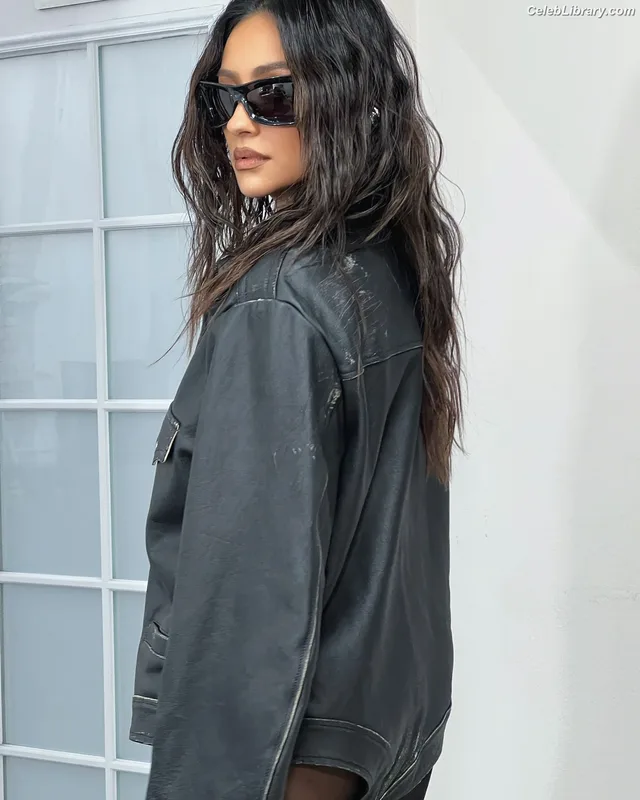 Shay Mitchell photo 10 of 560