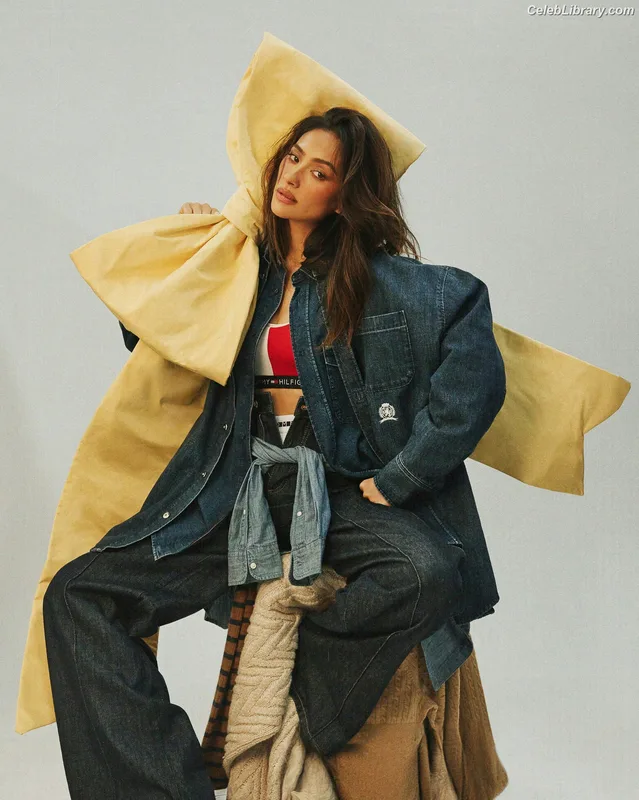 Shay Mitchell photo 11 of 560