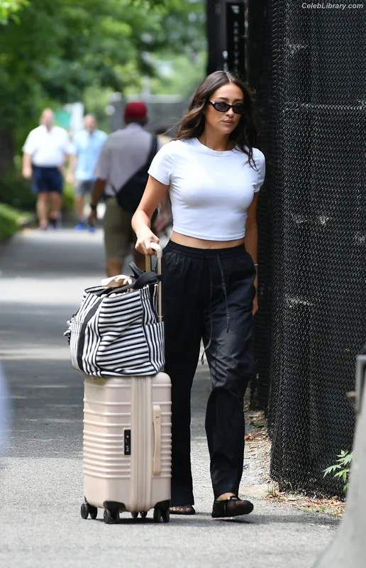 Shay Mitchell photo 4 of 560