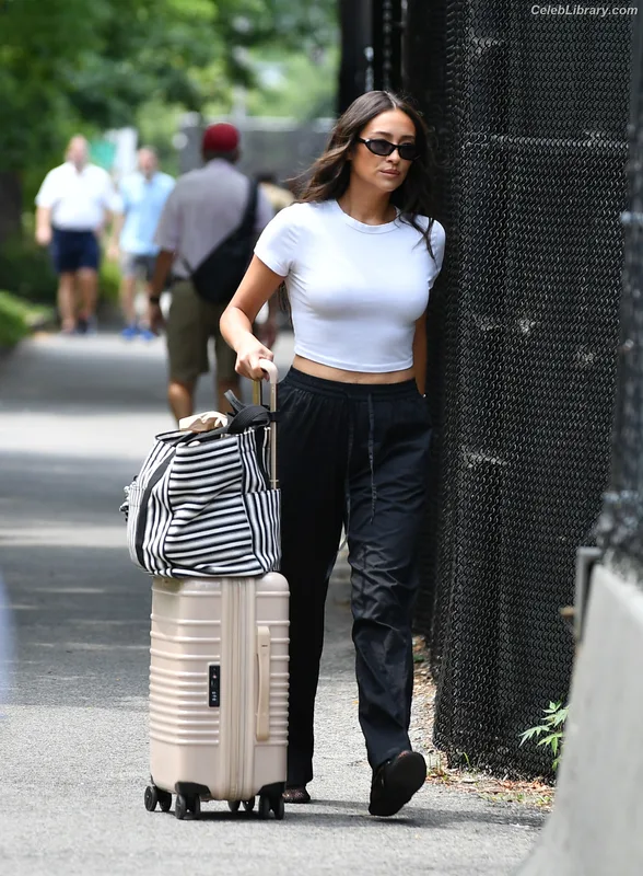 Shay Mitchell photo 5 of 560