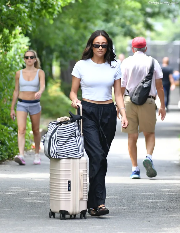 Shay Mitchell photo 6 of 560