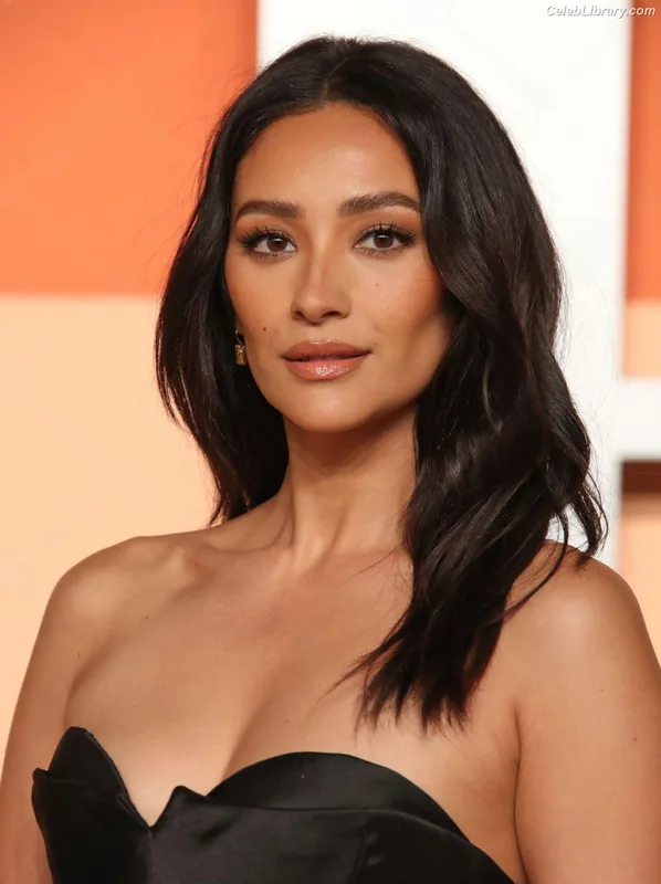 Shay Mitchell photo 11 of 560